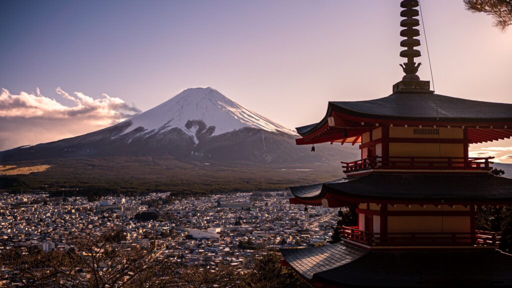 La pagoda Chureito con il monte Fuji innevato