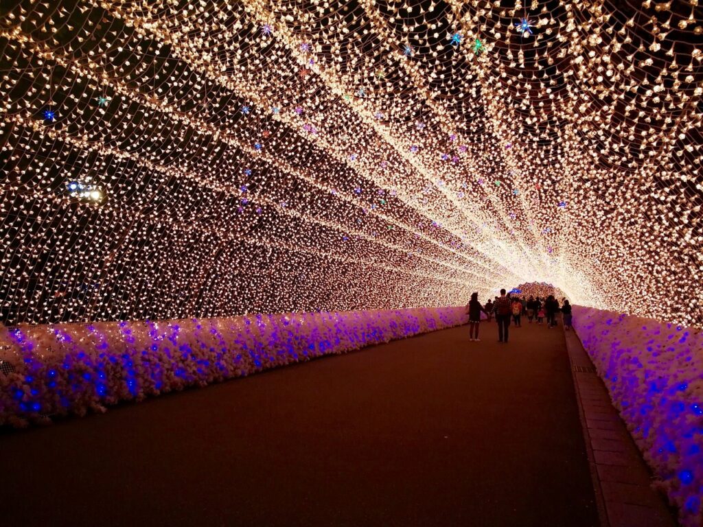 Tunnel di luci invernali in Giappone