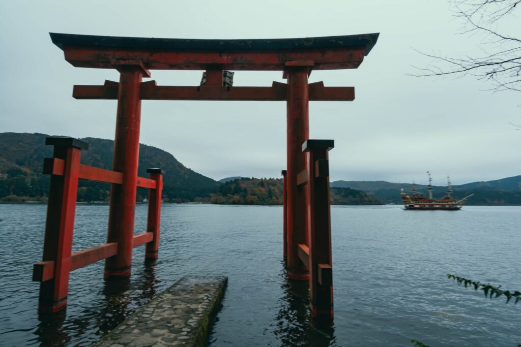 Il torii sull’acqua del santuario di Hakone