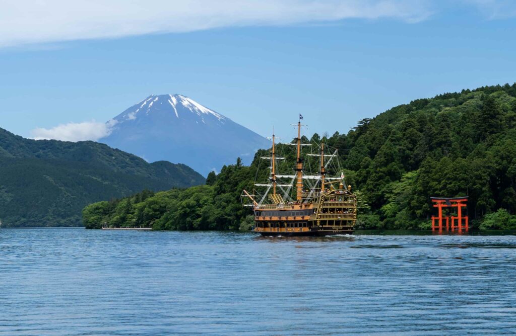 Torii sul lago con il Monte Fuji