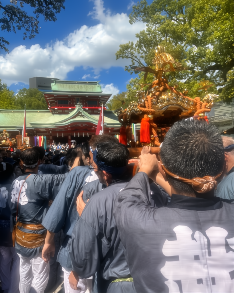 Portatori di mikoshi a un matsuri estivo