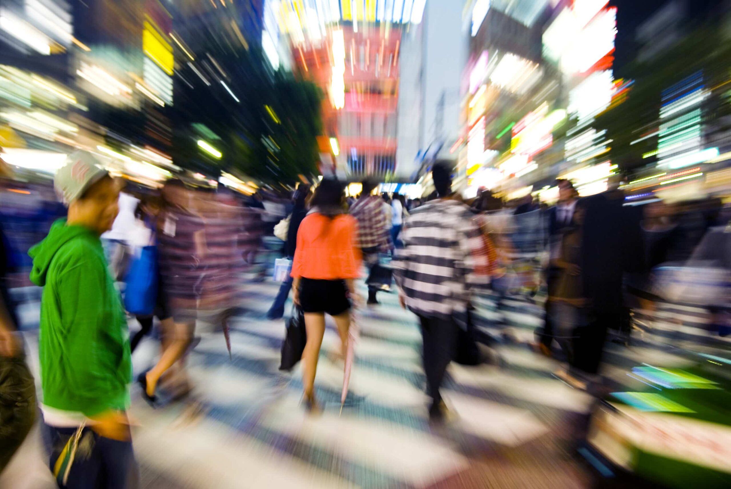 Lo Scramble Crossing di Shibuya di notte