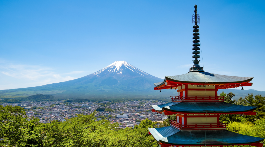 Il Monte Fuji d’estate con la pagoda Chureito